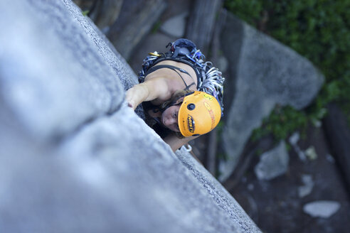 Junge Frau beim Klettern in Squamish, BC, Kanada. - AURF00276