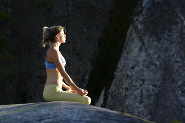 Junge Frau beim Yoga in Squamish, BC, Kanada. - AURF00277