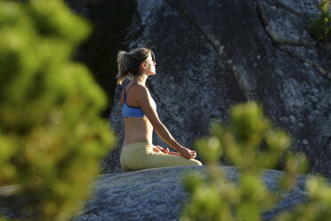 Junge Frau beim Yoga in Squamish, BC, Kanada. - AURF00278