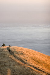 Junger Mann beim Radfahren in der Nähe von Bolinas Ridge; Mt. Tamalpais State Park, Golden Gate National Recreation Area, San Francisco, CA - AURF00284