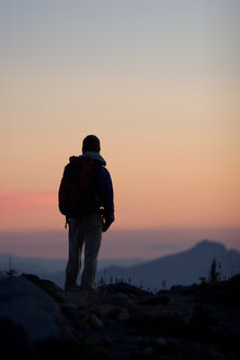 Junger Mann beim Wandern im Mount Rainier National Park, WA - AURF00291