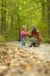 Junge Frau und Kind auf Erkundungstour im Wald am ländlichen Lake Ossipee, New Hampshire. - AURF00296