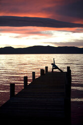 Junge Frau beim Yoga auf dem Pier in Tahoe City, CA. - AURF00304