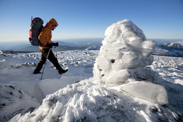 Ein Gipfel-Praktikant wandert in seiner Freizeit im nordwestlichen Bereich des Gipfelkegels des Mt. Washington. - AURF00310