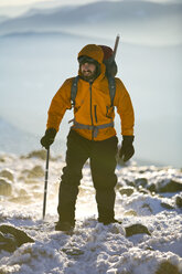 Ein Gipfel-Praktikant wandert in seiner Freizeit im nordwestlichen Bereich des Gipfelkegels des Mt. Washington. - AURF00312