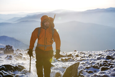 Ein Gipfel-Praktikant wandert in seiner Freizeit im nordwestlichen Bereich des Gipfelkegels des Mt. Washington. - AURF00313