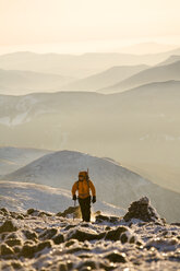 Ein Gipfel-Praktikant wandert in seiner Freizeit im nordwestlichen Bereich des Gipfelkegels des Mt. Washington. - AURF00314