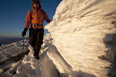 Ein Gipfel-Praktikant wandert in seiner Freizeit im nordwestlichen Bereich des Gipfelkegels des Mt. Washington. - AURF00316