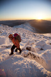 Ein Gipfel-Praktikant wandert in seiner Freizeit im nordwestlichen Bereich des Gipfelkegels des Mt. Washington. - AURF00319