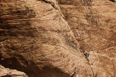 Ein Bergsteiger erklimmt eine rote Felswand in Nevada. - AURF00330