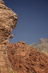 Ein Bergsteiger erklimmt eine rote Felswand in Nevada. - AURF00332