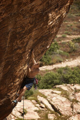 Ein Bergsteiger erklimmt eine rote Felswand in Nevada. - AURF00333