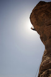 Ein Bergsteiger erklimmt eine rote Felswand in Nevada. - AURF00334