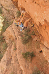 Ein Bergsteiger erklimmt eine rote Felswand in Nevada. - AURF00341