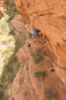 Ein Bergsteiger erklimmt eine rote Felswand in Nevada. - AURF00342