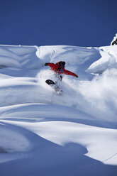 Ein Snowboarder fährt unverspurte Powder-Kurven in Colorado. - AURF00344