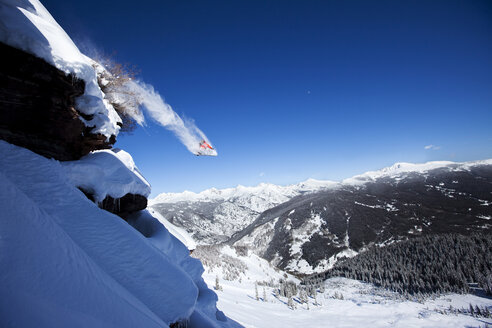 Ein Snowboarder springt von einer Klippe in den Pulverschnee in Colorado. - AURF00345