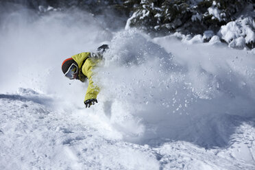 Ein Snowboarder fährt unverspurte Powder-Kurven in Colorado. - AURF00348