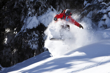 Ein Snowboarder fährt unverspurte Powder-Kurven in Colorado. - AURF00351