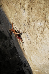 Ein Bergsteiger erklimmt eine steile Felswand in Mexiko. - AURF00360