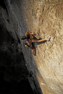 Ein Bergsteiger erklimmt eine steile Felswand in Mexiko. - AURF00361