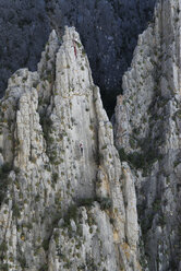 Ein Bergsteiger erklimmt eine steile Felswand in Mexiko. - AURF00362