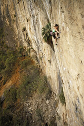 Ein Bergsteiger erklimmt eine steile Felswand in Mexiko. - AURF00366