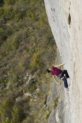 Ein Bergsteiger erklimmt eine steile Felswand in Mexiko. - AURF00368