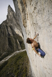 Ein Bergsteiger erklimmt eine steile Felswand in Mexiko. - AURF00370