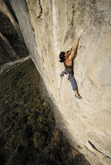 Ein Bergsteiger erklimmt eine steile Felswand in Mexiko. - AURF00371