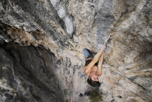 Ein Bergsteiger erklimmt eine steile Felswand in Mexiko. - AURF00375