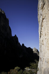 Ein Bergsteiger erklimmt eine steile Felswand in Mexiko. - AURF00379