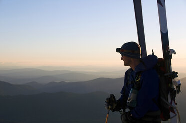 Ein Skitourengeher genießt die Aussicht beim Aufstieg auf den Mount Shasta bei Sonnenaufgang, CA. - AURF00383