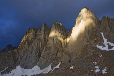 Ein Sturm erzeugt ein dramatisches Licht auf dem Mount Whitney und der Keeler Needle in der östlichen Sierra, CA. - AURF00389