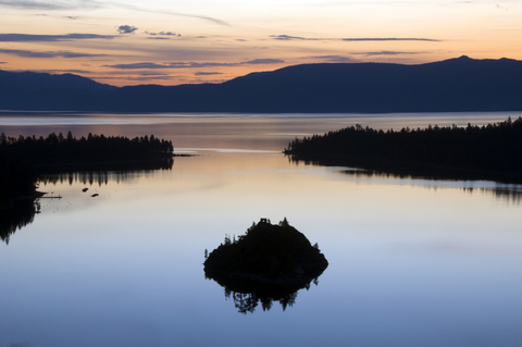 Eine Silhouette von Fannette Island in der Emerald Bay bei Sonnenaufgang in Lake Tahoe, CA., lizenzfreies Stockfoto