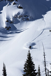 Ein Snowboarder fährt eine Kurve im Pulverschnee auf einem riesigen Berg in Colorado. - AURF00399