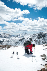 Ein Skifahrer schnallt seine Schuhe auf dem Gipfel des Kachina Peak im Taos Ski Valley, New Mexico. - AURF00401