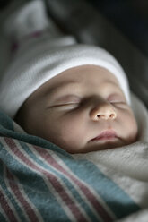 Ein schlafendes neugeborenes Mädchen im Alter von weniger als einem Tag. - AURF00402