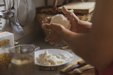 Hände, die eine Mischung mit Mehl vorbereiten - AFVF01398