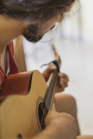 Mann spielt Gitarre, lizenzfreies Stockfoto