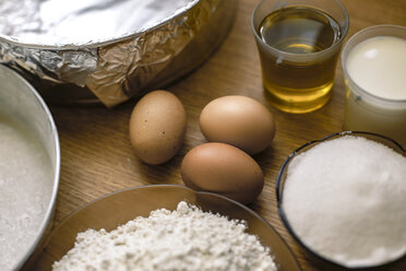 Zutaten für einen Kuchen, Weizenblüten, Zucker, Milch und Eier auf einem Backbrett - ACPF00231