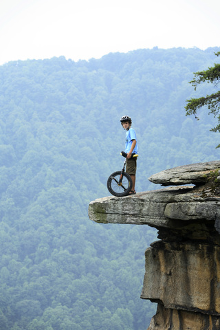 Ein Junge fährt mit seinem Mountainbike auf den Pfaden der Central Endless Wall in der New River Gorge bei Fayetteville, WV, lizenzfreies Stockfoto