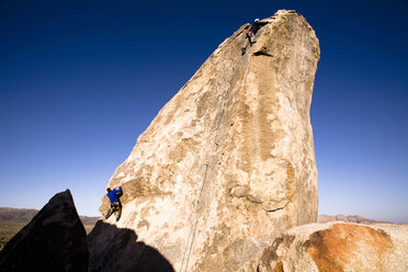 Zwei männliche Kletterer arbeiten sich am Headstone Rock im Joshua Tree National Park, Kalifornien, hoch. - AURF00471