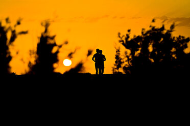 Zwei Menschen laufen bei Sonnenaufgang, Provinz Ahal, Turkmenistan. - AURF00476