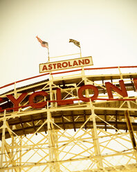 Die Achterbahn Cyclone, Coney Island, Brooklyn, NY: Seit ihrer Eröffnung am 26. Juni 1927 hat sich die Achterbahn Cyclone als die o - AURF00505