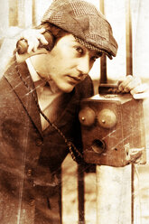 Old Fashioned Vintage Mann im Gespräch durch antike Telefon - AURF00513
