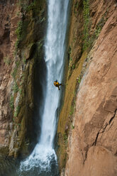 Mann seilt sich neben einem Wasserfall ab, Grand Canyon, Arizona. - AURF00533