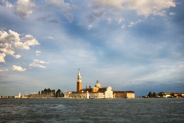 Italien, Venedig, San Giorgio Maggiore im Abendlicht - GIOF04178