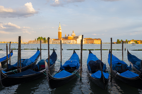 Italien, Venedig, Gondeln bei San Giorgio Maggiore am Abend, lizenzfreies Stockfoto