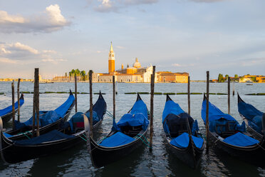 Italien, Venedig, Gondeln bei San Giorgio Maggiore am Abend - GIOF04179
